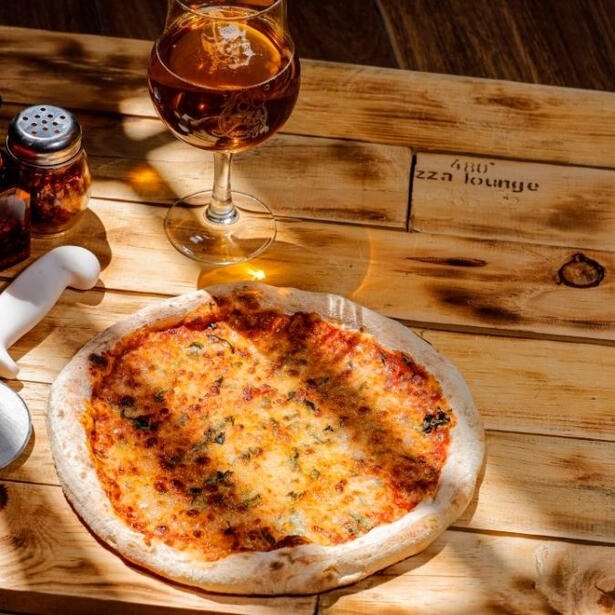 Margarita Tomato sauce, mozzarella y fresh basil