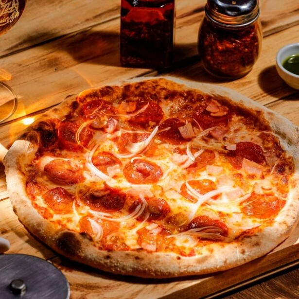 Carnival Tomato sauce, mozzarella, cooked ham, pepperoni, bacon and white onion