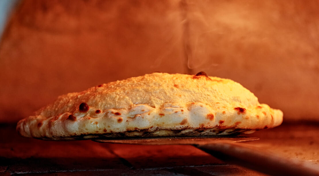 Calzone Tomatoe sauce, mozzarella, cooked ham, mushrooms, fried egg and parmesan