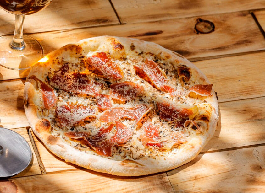 Serrano y Trufa Cream sauce (homemade with pepper and grain mustard), truffle oil, mushrooms, serrano ham and parmesan