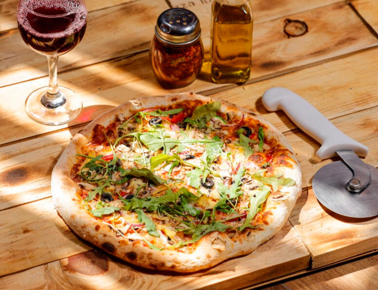 Vegetariana Tomato sauce, zucchini, mozzarella, mushrooms, black olives, bell pepper, artichoke hearts, purpple onion and arugula/rocket