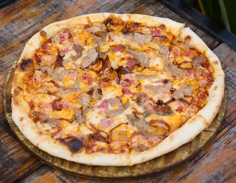 Arracheddar Tomato sauce, mozzarella, cheddar, caramelized onion and flank steak