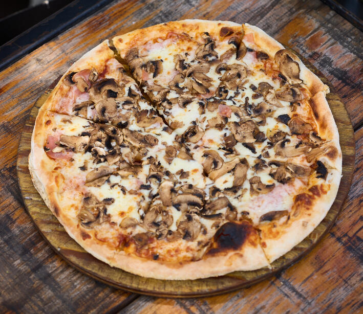 Reina Tomato sauce, mozzarella, cooked ham and mushrooms