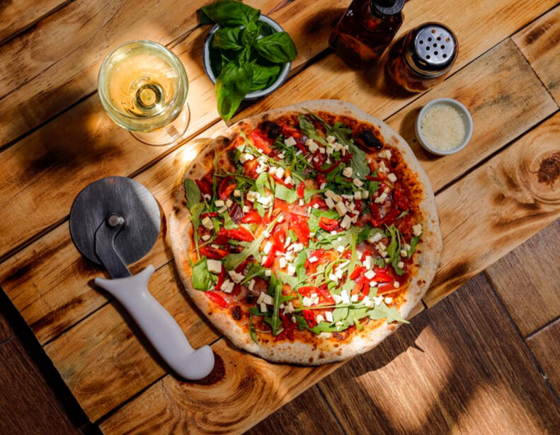 Serrano Tomato sauce, mozzarella, cherry tomatoes, arugula/rocket, fresh mozzarella and serrano ham