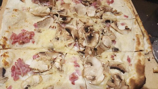 Gratin Flammekueche Crema souce, mozzarella cheese, bacon, mushrooms and white onion