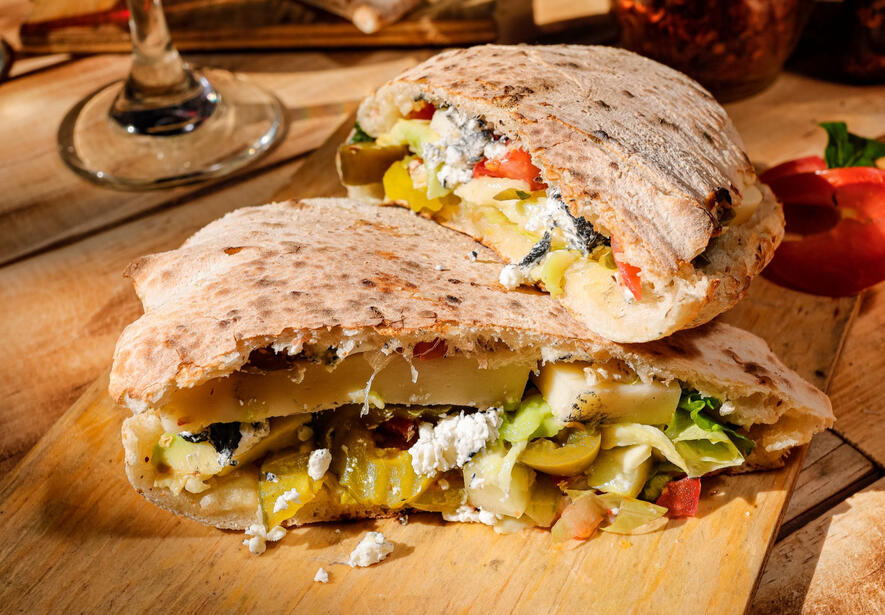 Panuozzo: 3 cheeses/Gouda and Jam/Chicken/Tuna Each one with pizza bread, lettuce, cucumber, tomatoe, pickels and jalapeños. You can choose mayonaisse, vinagrette or butter un the bread