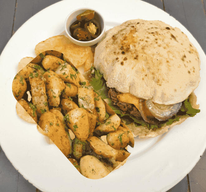 Hamburguezza Pizza bread, mayonaisse, 130g of meat, american cheese, lettuce, purpple onion, tomatoe and pickles. Served potatoes sautéed with butter and parsley