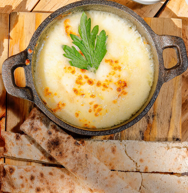 Queso Fundido Gouda cheesse melted served with bread
