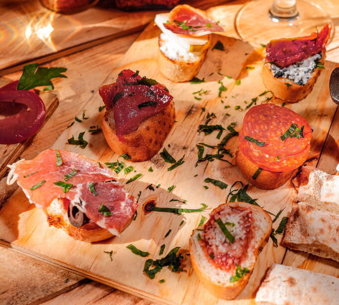 Tapas 6 tapas: Serrano jam, goat cheese, gorgonzola cheese, gorgonzola cream and serrano jam, dry tomatoe, parmesan cheese with extre virgen olive oil